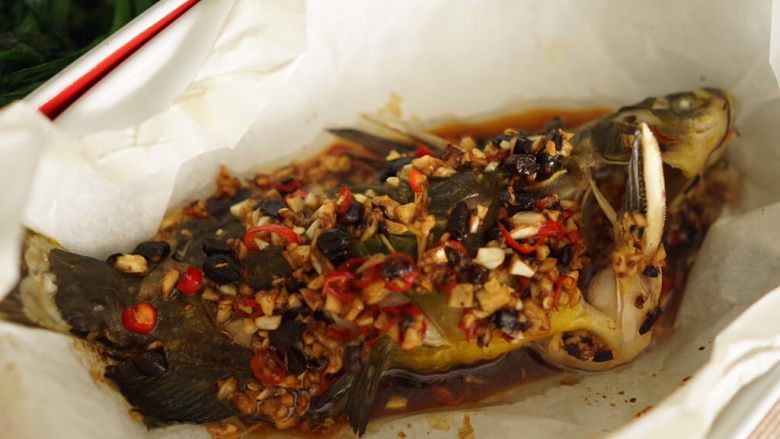 豆豉蒜蓉焗黄骨鱼,上下火210度烤10分钟,就熟了。因为各个烤箱的脾气不同,请大家根据情况调节。