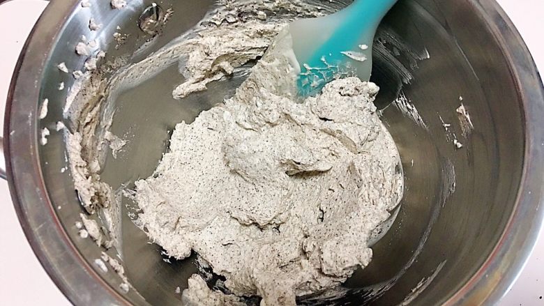 “迷你”奥利奥咸奶油蛋糕杯,打发,奶油打到7分时加入奥利奥饼干碎,再打几下