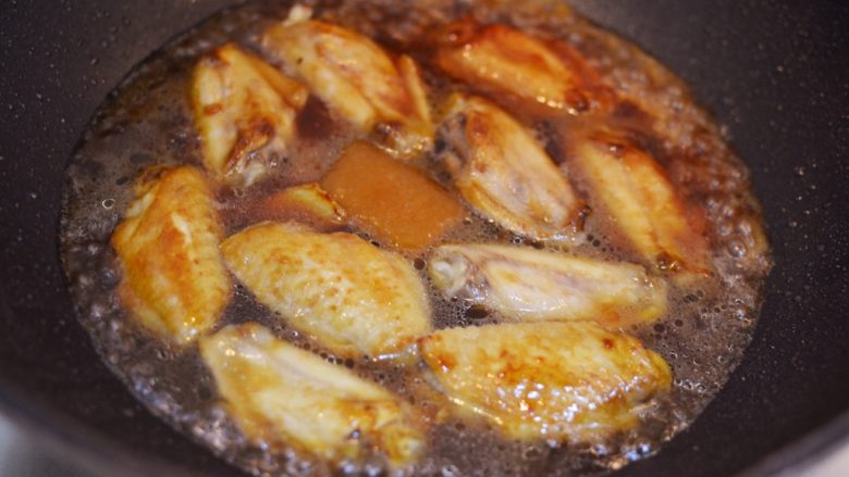 柠檬鸡翅,倒入清水,与食材平齐。