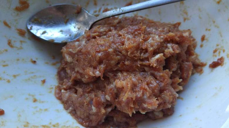 苏式鲜肉月饼,拌匀,冰箱冷冻半小时