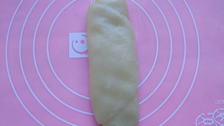 苏式鲜肉月饼,取一只,用手压扁些