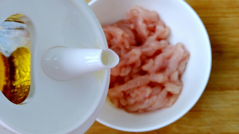 咸芥菜头煸肉丝,加入少量食用油,然后搅拌均匀备用。