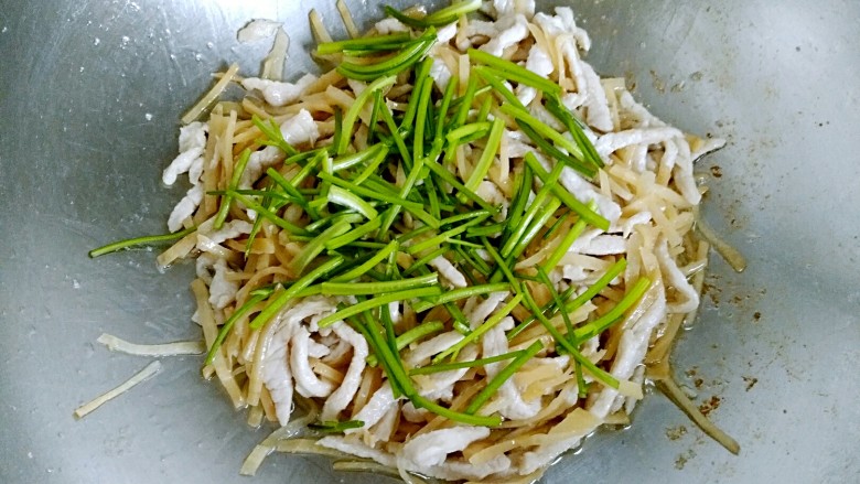 咸芥菜头煸肉丝,撒上香菜梗,翻炒均匀,即可关火出锅。