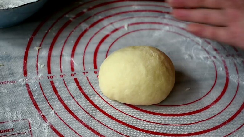 鸡腿汉堡,盖保鲜膜醒发15分钟左右,在用手揉圆,整形,就像图中那样。