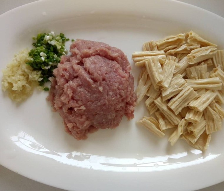 腐竹肉丸汤,鲜<a style='color:red;display:inline-block;' href='/shicai/ 37'>姜</a>洗净切成细碎,香葱切成香葱圈,腐竹切段;