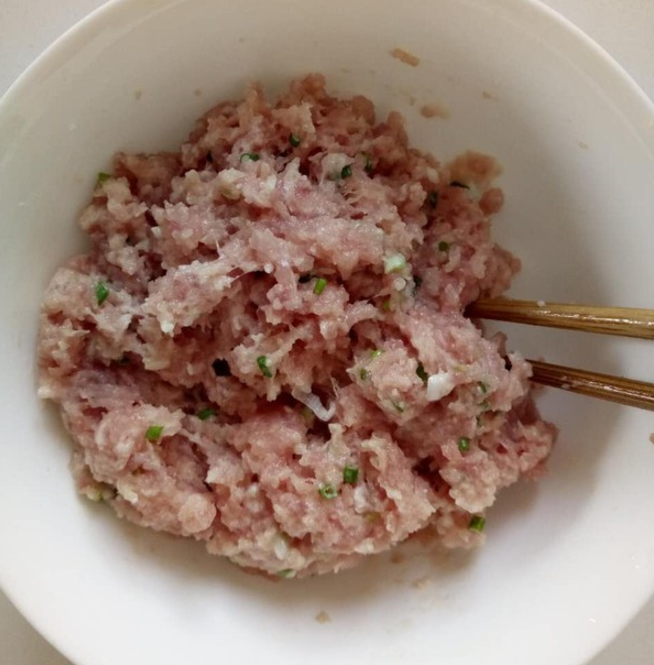 腐竹肉丸汤,将猪肉馅盛入大碗中,加入鲜姜碎、干淀粉和盐混合搅匀