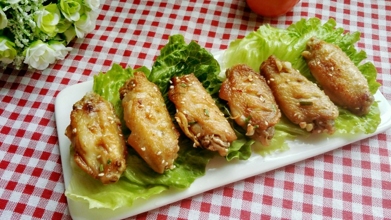 孜然鸡翅,装盘,可以美美的享用了,外表酥脆,香气扑鼻的鸡翅,怎么都吃不够呢😊