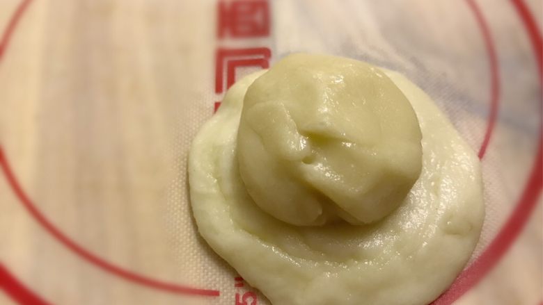 蛋黄酥,取一个油皮包入一个油酥捏紧接口搓圆，所有都包完
