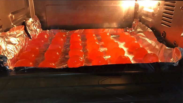 蛋黄酥,把泡过油的咸蛋黄码在烤盘中，送入预热好的烤箱150度，烘烤5分钟