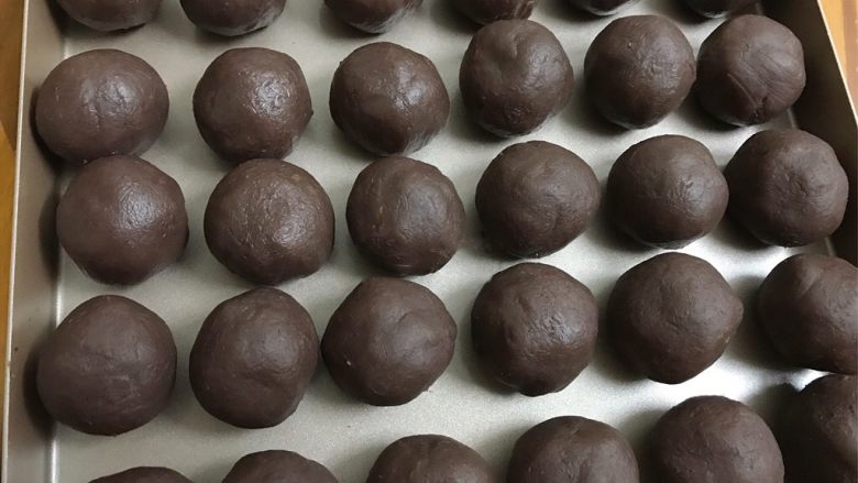 蛋黄酥,直至所有豆沙和咸蛋黄都包完，盖上保鲜膜备用