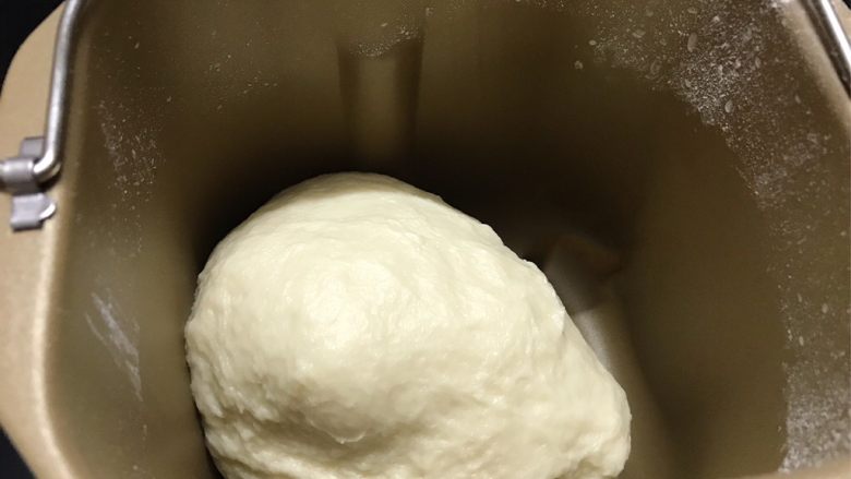 蛋黄酥,油皮材料按序放入面包机中，揉三十分钟后，盖上保鲜膜松弛40分钟