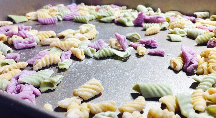#绿色美食#手工果蔬螺旋儿童面,3天后,螺旋面已经都风干了,硬硬的!这时候可以准备一个干净的瓶子,密封储存!