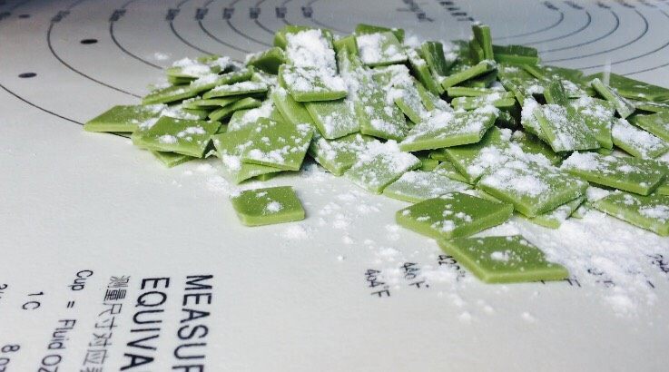 #绿色美食#手工果蔬螺旋儿童面,切好的小正方形,撒干粉,以防粘连!