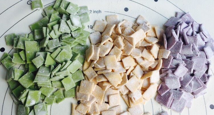#绿色美食#手工果蔬螺旋儿童面,三个颜色依次切好备用!