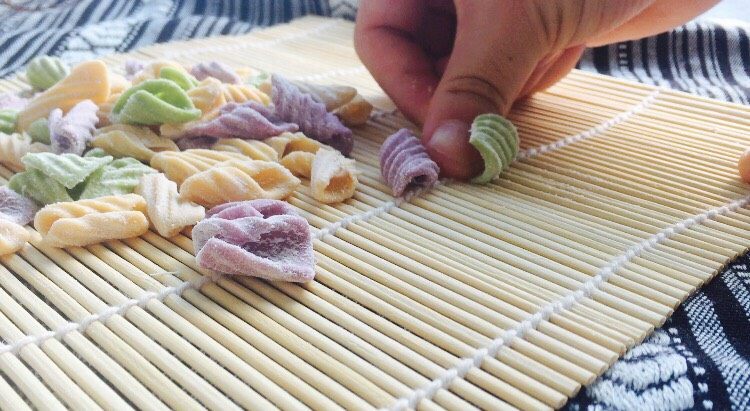 #绿色美食#手工果蔬螺旋儿童面,准备一个寿司垫,依次把小正方形搓成螺旋状!