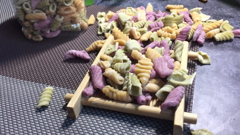 #绿色美食#手工果蔬螺旋儿童面,手工面一定要等水沸腾后,下锅煮至浮起!