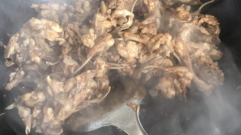 辣炒鸡叉(架),倒入晾凉的鸡叉和调好的料汁大火翻炒