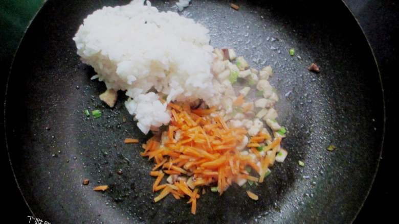 蛋皮饭卷,把胡萝卜、香菇倒入锅中翻炒,倒入<a style='color:red;display:inline-block;' href='/shicai/ 507'>米饭</a>