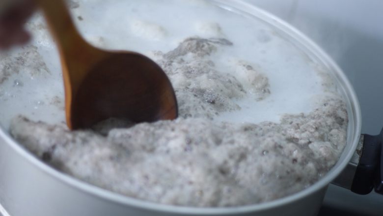 糖醋排骨 撩妹必杀技,调好酱汁，水已经开了，会有不断的血沫滚出来，火不要改，一只大火开着锅漂去血沫。