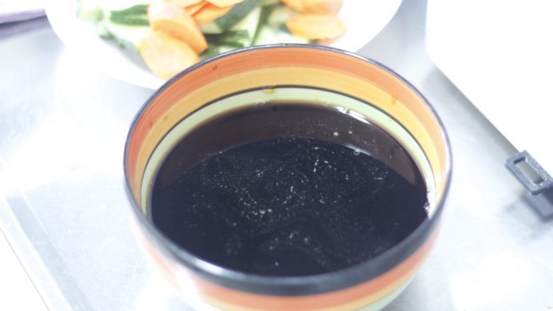 糖醋排骨 撩妹必杀技,趁着水开的间隙调酱汁，酱汁多少看小肋排的数量定，用10个小肋排做比例，要4勺醋，2勺<a style='color:red;display:inline-block;' href='/shicai/ 788'>生抽</a>，3勺<a style='color:red;display:inline-block;' href='/shicai/ 3729'>白糖</a>，1勺<a style='color:red;display:inline-block;' href='/shicai/ 865'>蜂蜜</a>，半碗<a style='color:red;display:inline-block;' href='/shicai/ 718'>料酒</a>，搅拌均匀备用。