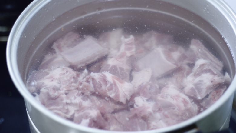 糖醋排骨 撩妹必杀技,冷水下锅，大火滚煮，因为排骨已经洗过，看起来水没那么脏了，但血水还会有所以需要一直大火滚煮，水要多加，没过排骨2指高。