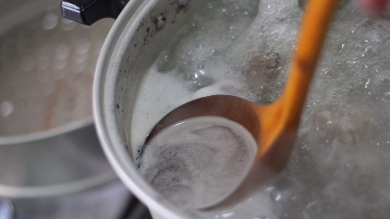 糖醋排骨 撩妹必杀技,一直滚水漂血沫，直到滚水再滚不出血沫为止，因为有腔骨，这个过程我持续了10分钟，如果只是小肋排会更快。