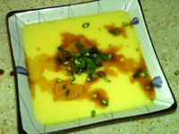 蒸水蛋,淋上<a style='color:red;display:inline-block;' href='/shicai/ 692'>酱油</a>和<a style='color:red;display:inline-block;' href='/shicai/ 3738'>芝麻油</a>，即可食用