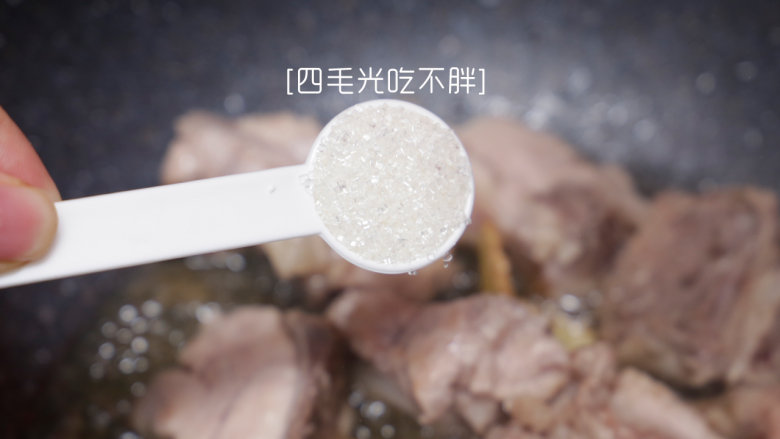 鲜藕炖排骨,下排骨翻炒，肉质变色略为收缩时，加小勺白糖翻炒均匀；