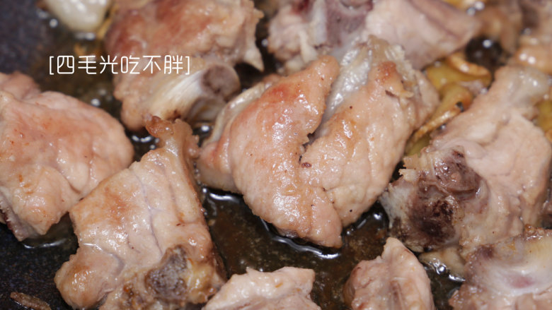 鲜藕炖排骨,排骨表层焦香后,锅内加入1碗水煮沸;