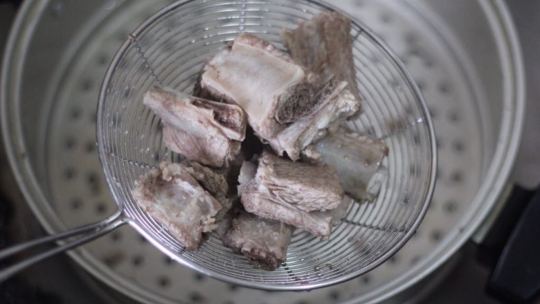 糖醋排骨 撩妹必杀技,血沫漂干净后大火煮10分钟，把小肋排涝出来洗净控水。