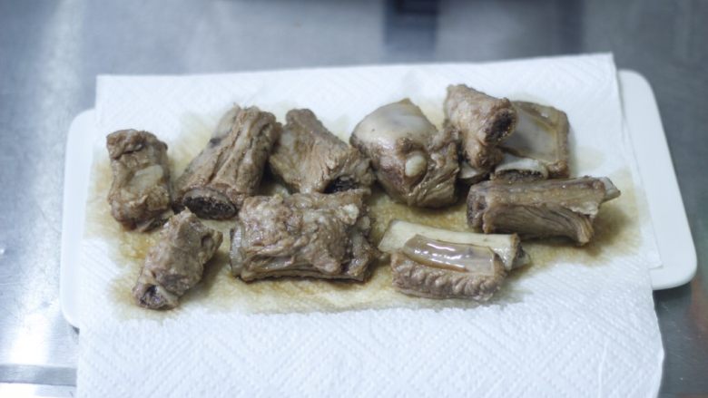 糖醋排骨 撩妹必杀技,腌制好的小肋排用厨房用纸吸干水分，以免下锅煎的时候油花四溅。