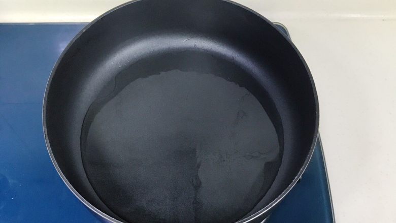 五彩缤纷炒时蔬,大火烧锅,热锅冷油,适量油