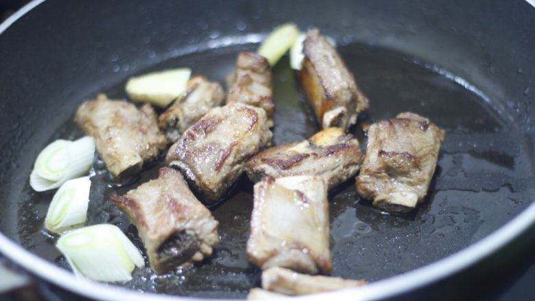 糖醋排骨 撩妹必杀技,煎至两面金黄，放葱姜爆香。