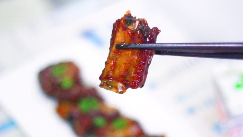 糖醋排骨 撩妹必杀技,这道菜因为醋和生抽的咸度已经够了，就不用再放盐啦，一口下去酸酸甜甜，感觉有点熟悉，就像恋爱的第一年。