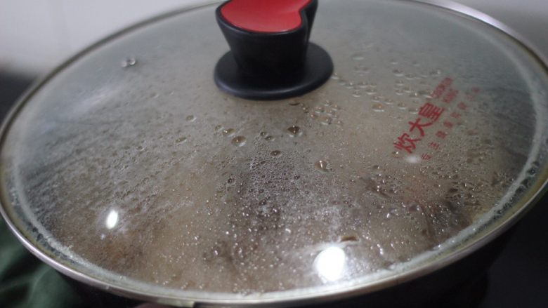 糖醋排骨 撩妹必杀技,小火焖煮5分钟以后再加2勺白糖搅拌均匀，记得盖上锅盖，继续小火焖煮10分钟。