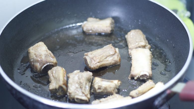 糖醋排骨 撩妹必杀技,锅里放少许油，大火烧热，中火煎肋排。