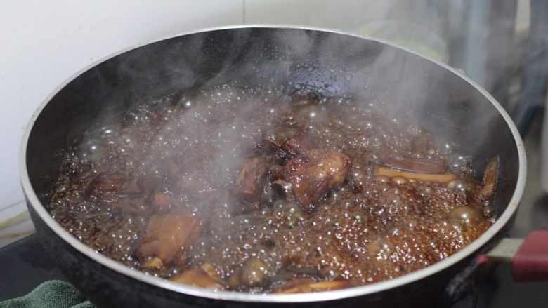 糖醋排骨 撩妹必杀技,小火焖煮到汤汁变少有点浓稠了，再打开锅盖大火收汁，收汁到感觉每块排骨都裹上汤汁就好了，因为有汤千万不要烧太过，容易糊。