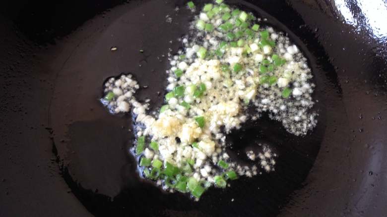 香辣茄盒,锅中留少许底油,爆香葱姜蒜末