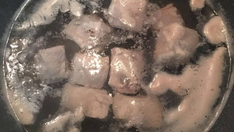 当归莲藕莲子排骨汤,当煮排骨的水小沸腾时,可以看到排骨内的血水和杂质都已浮起,即可倒掉后冲洗干净。这个步骤可以让排骨汤非常清香而不混浊。