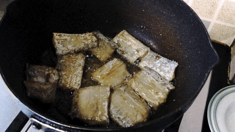 又到带鱼肥美的季节—萝卜丝带鱼,记得翻面,不要太焦。
