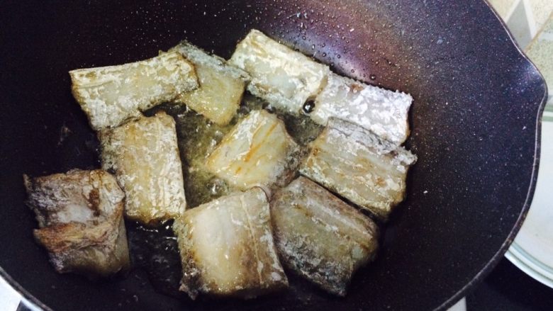 又到带鱼肥美的季节—萝卜丝带鱼,慢慢的煎,不要用大火。