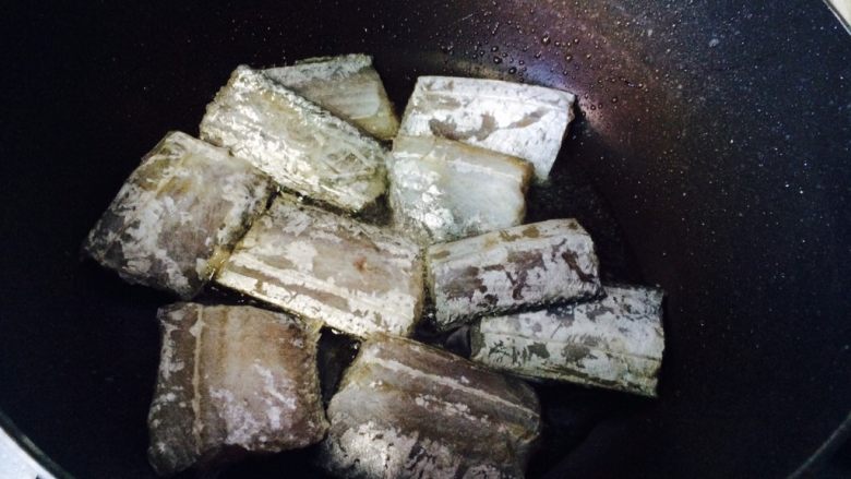 又到带鱼肥美的季节—萝卜丝带鱼,中小火,把带鱼放下去煎。