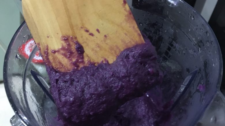 绿色美食.绿翡翠紫薯糕,用榨汁机加少许水打成比较硬的薯泥即可!太稀不好整型!