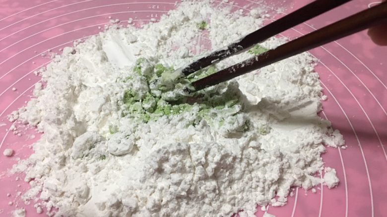 绿色美食.绿翡翠紫薯糕,一边加水一边用筷子搅拌,直至吸收不了水就用手揉,水多了加粉,水少了再加,这个要自己把握那个度