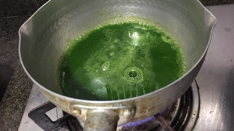 绿色美食.绿翡翠紫薯糕,要再煲滚一点,如果不热的话木薯粉是不会成型的,切记开水!冷水无法和面团