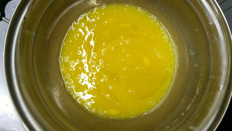 纸杯蛋糕cupcake,隔水加热时蛋液不停搅拌,使糖充分熔化