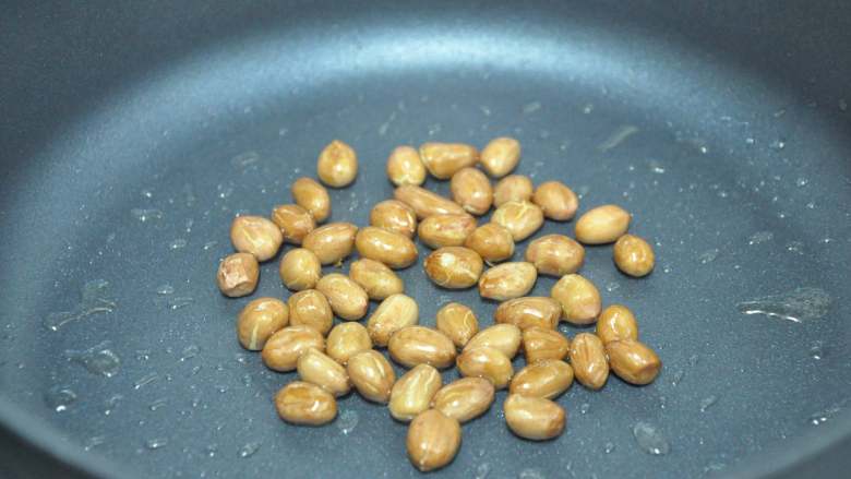 绿色美食麻酱果仁菠菜,锅中放入少许油,加<a style='color:red;display:inline-block;' href='/shicai/ 4262'>花生米</a>炒熟