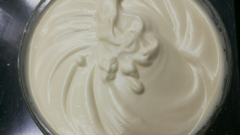 纸杯蛋糕cupcake,打好后,就是很细腻气泡很小的蛋糊。
