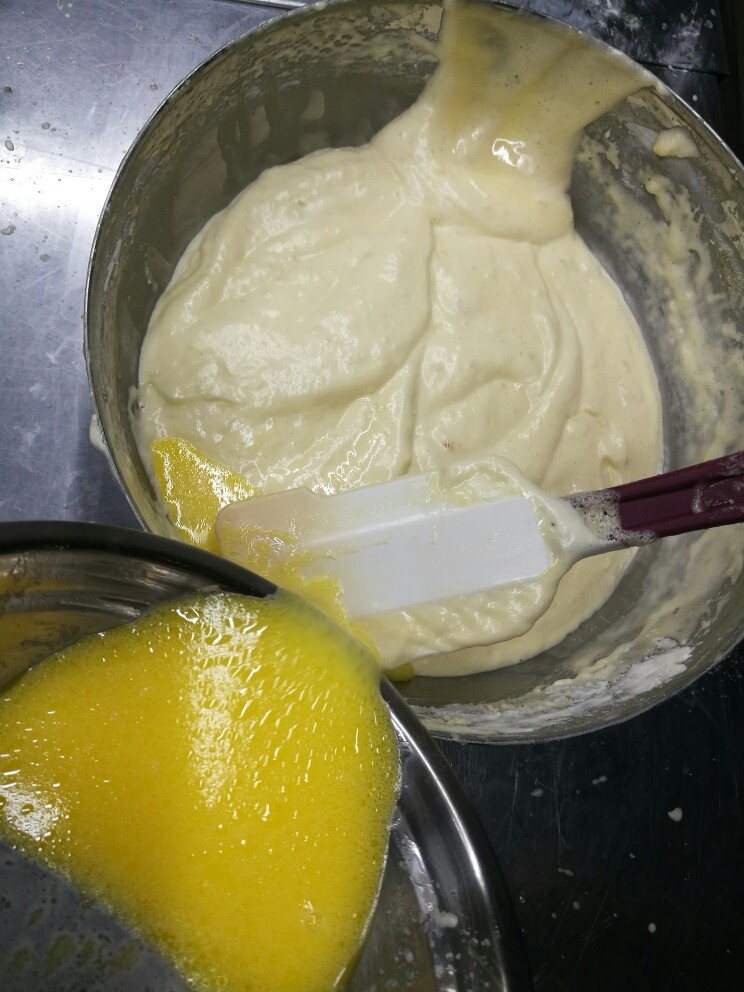 纸杯蛋糕cupcake,加入熔化的黄油牛奶,再搅拌40圈