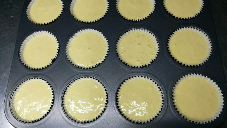 纸杯蛋糕cupcake,装好后,用力敲一下,震泡